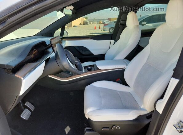 7SAXCDE59NF339045 2022 TESLA MODEL White Front interior view