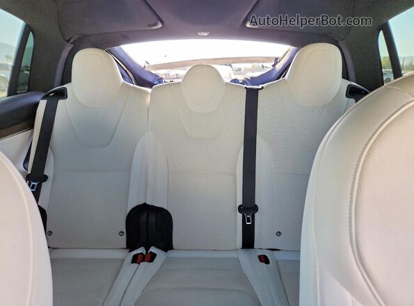 7SAXCDE59NF339045 2022 TESLA MODEL White Rear seats view
