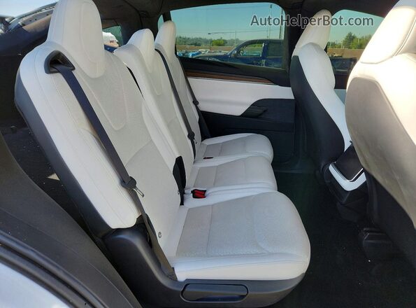 7SAXCDE59NF339045 2022 TESLA MODEL White Rear interior view