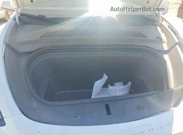 7SAYGAEE1RF005301 2024 TESLA MODEL White Widok wnętrza z tyłu