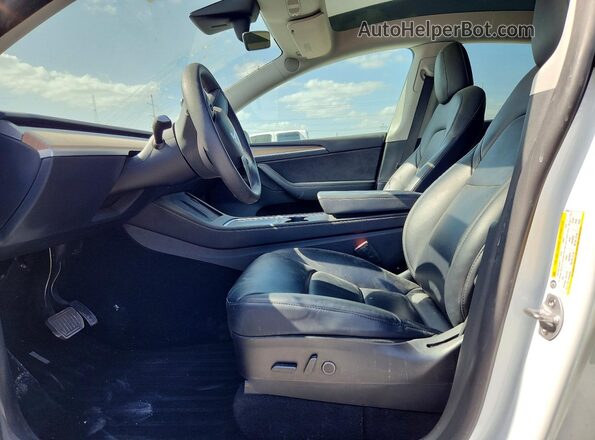 7SAYGAEE4NF570202 2022 TESLA MODEL White Widok wnętrza z przodu