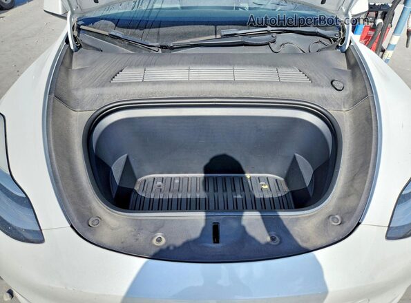 7SAYGAEE4NF570202 2022 TESLA MODEL White Widok wnętrza z tyłu