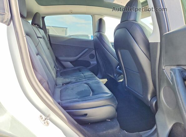 7SAYGAEE4NF570202 2022 TESLA MODEL White Widok tylnych siedzeń