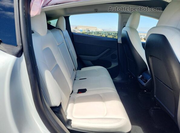 7SAYGAEE4PF683506 2023 TESLA MODEL White Vista de los asientos traseros