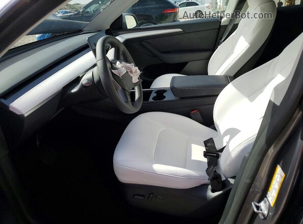 7SAYGAEE4RF209879 2024 TESLA MODEL Silver Front interior view