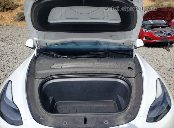 7SAYGAEE8NF524419 2022 TESLA MODEL White Vista del compartimento del motor
