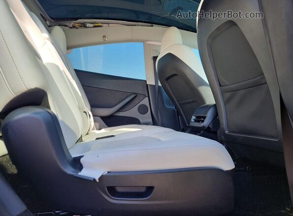 7SAYGAEE8PF933944 2023 TESLA MODEL White Widok tylnych siedzeń