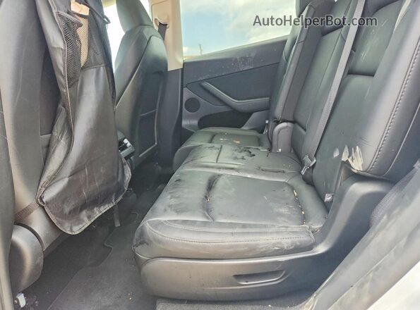 7SAYGAEE9SF308168 2025 TESLA MODEL White Rear seats view