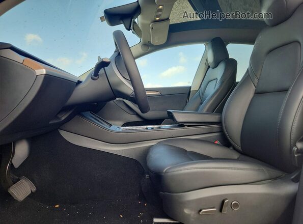 7SAYGAEE9SF308168 2025 TESLA MODEL White Front interior view
