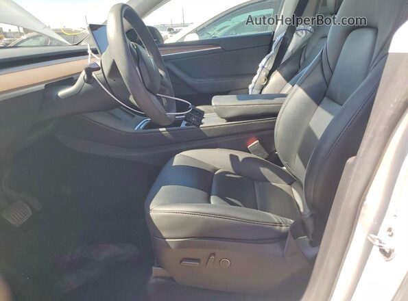 7SAYGDED1RF093999 2024 TESLA MODEL White Widok wnętrza z przodu