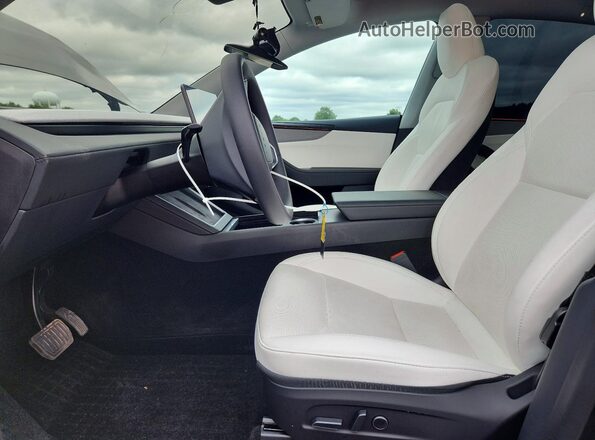 7SAYGDED2TA475124 2026 TESLA MODEL Gray Widok wnętrza z przodu