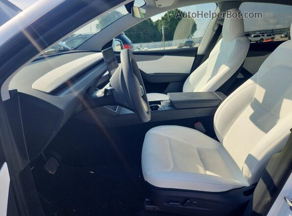7SAYGDED3TA432038 2026 TESLA MODEL Y White წინა სალონის ხედი