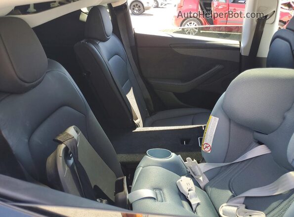 7SAYGDED3TF375598 2026 TESLA MODEL White Vista de los asientos traseros