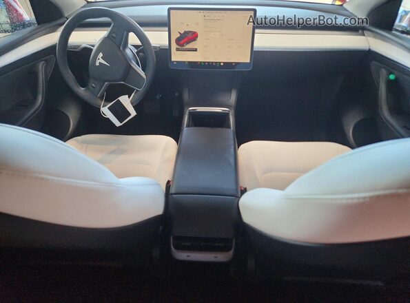 7SAYGDED4RF093639 2024 TESLA OTHER Красный Вид панели приборов
