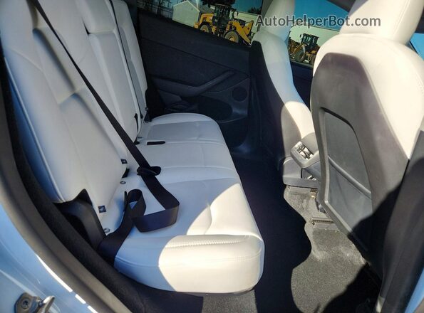 7SAYGDED4SF277419 2025 TESLA MODEL White Vista de los asientos traseros