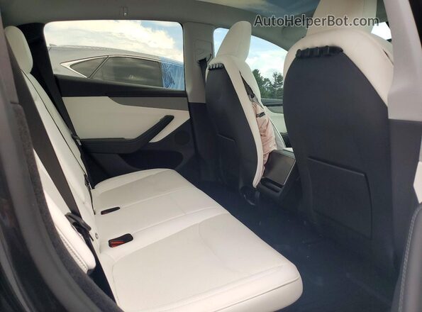 7SAYGDED4TA582160 2026 TESLA MODEL Gray Vista de los asientos traseros