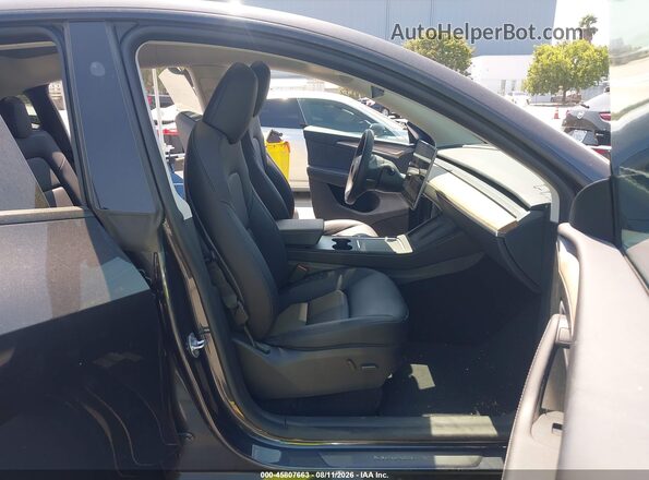 7SAYGDED5SF314090 2025 TESLA MODEL Y Gray Front interior view