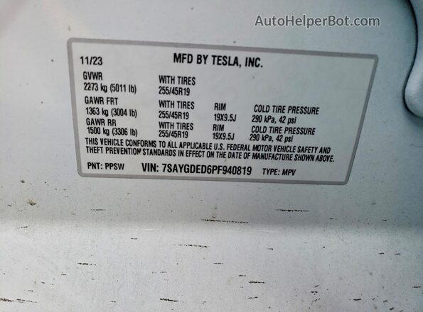 7SAYGDED6PF940819 2023 TESLA MODEL Белый Вид наклейки с VIN-кодом