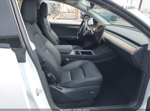 7SAYGDED7SF312941 2025 TESLA MODEL Y Белый Вид салона спереди
