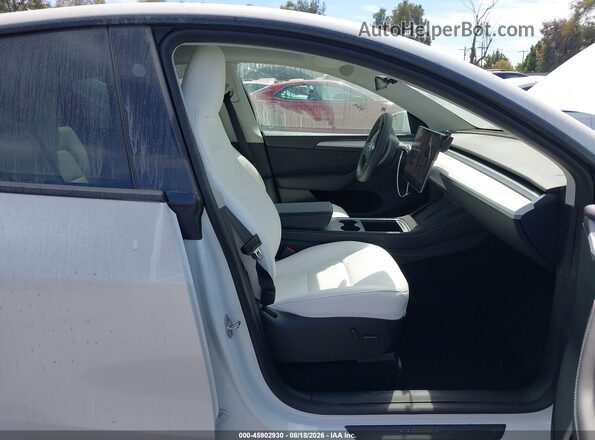 7SAYGDED8RF126531 2024 TESLA MODEL Y White წინა სალონის ხედი