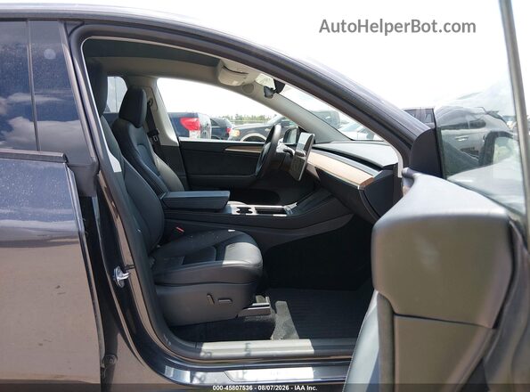 7SAYGDED8SF259568 2025 TESLA MODEL Y Серый Вид салона спереди