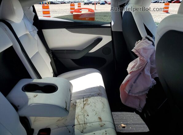7SAYGDED8TA450728 2026 TESLA MODEL White Vista de los asientos traseros