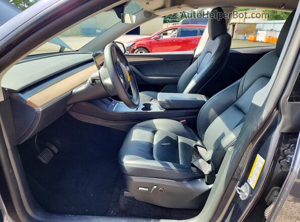 7SAYGDEDXPF949703 2023 TESLA MODEL Серый Вид салона спереди