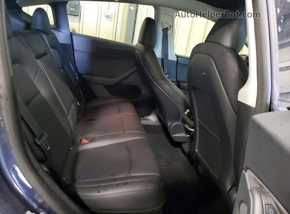 7SAYGDEE0RA241498 2024 TESLA MODEL Gray Widok tylnych siedzeń