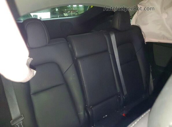 7SAYGDEE0RA283296 2024 TESLA MODEL Red უკანა სალონის ხედი