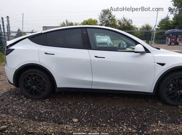 7SAYGDEE1NF332650 2022 TESLA MODEL Y White 360 interior view