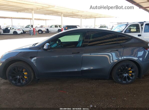 7SAYGDEE1PF644762 2023 TESLA MODEL Y Gray Widok wnętrza z tyłu