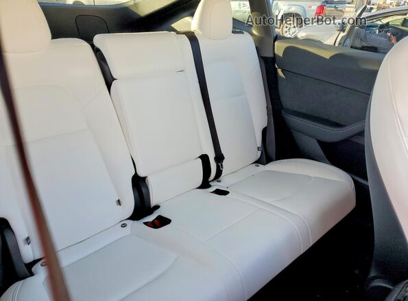 7SAYGDEE1SF263437 2025 TESLA MODEL White Սալոնի հետևի տեսք