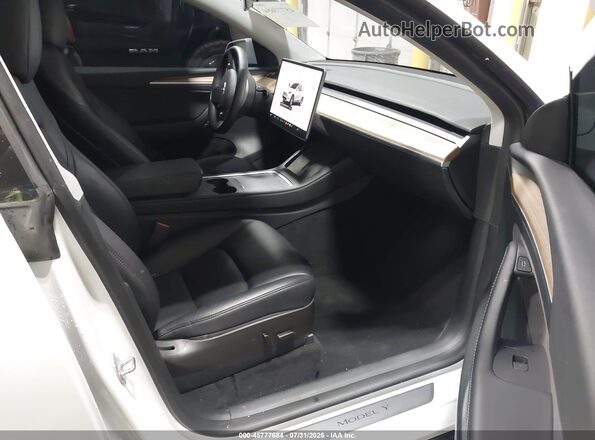 7SAYGDEE2PF613956 2023 TESLA MODEL Y Белый Вид салона спереди