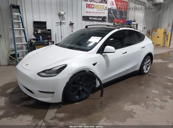 7SAYGDEE2PF613956 2023 TESLA MODEL Y Белый Передняя левая четверть