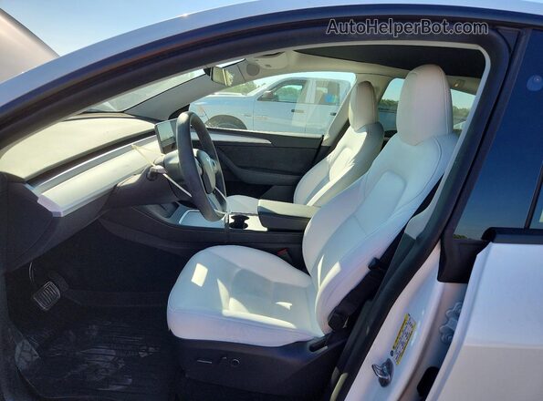 7SAYGDEE2RF160635 2024 TESLA MODEL White Widok wnętrza z przodu