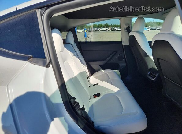 7SAYGDEE2RF160635 2024 TESLA MODEL White Widok wnętrza z tyłu