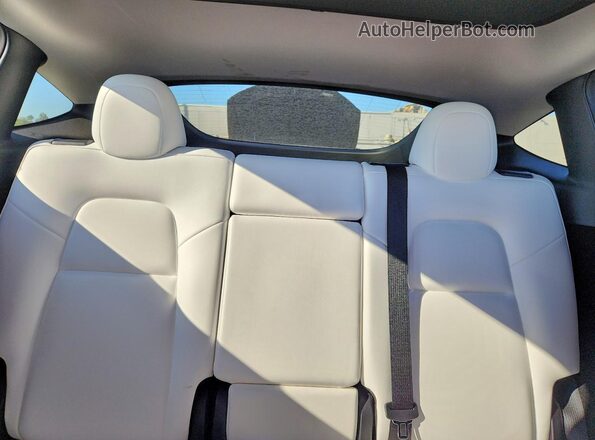 7SAYGDEE2RF160635 2024 TESLA MODEL White Widok tylnych siedzeń