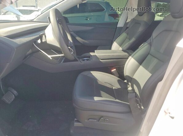 7SAYGDEE2TA465766 2026 TESLA MODEL White წინა სალონის ხედი
