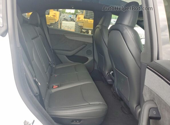 7SAYGDEE2TA714969 2026 TESLA MODEL White Widok wnętrza z tyłu