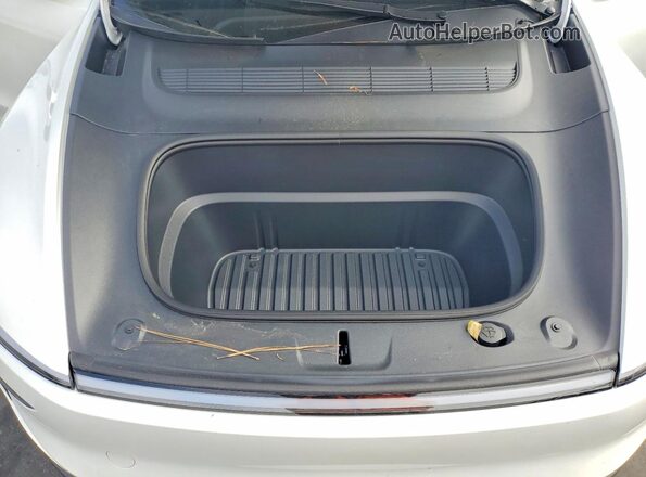 7SAYGDEE2TF570844 2026 TESLA MODEL White უკანა სალონის ხედი