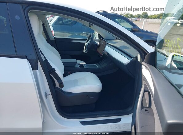 7SAYGDEE3PA178555 2023 TESLA MODEL Y White Вид салону спереду