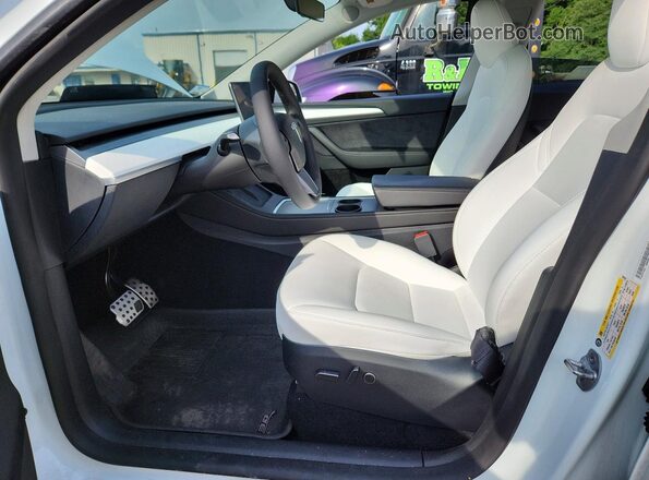7SAYGDEE3PF797918 2023 TESLA MODEL White Widok wnętrza z przodu
