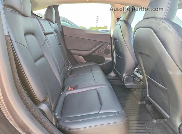 7SAYGDEE3RF163818 2024 TESLA MODEL Gray Vista de los asientos traseros