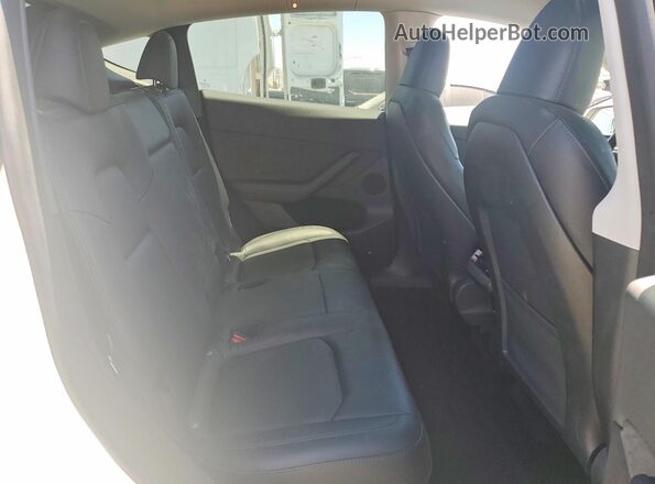 7SAYGDEE4PA069179 2023 TESLA MODEL White Widok wnętrza z tyłu