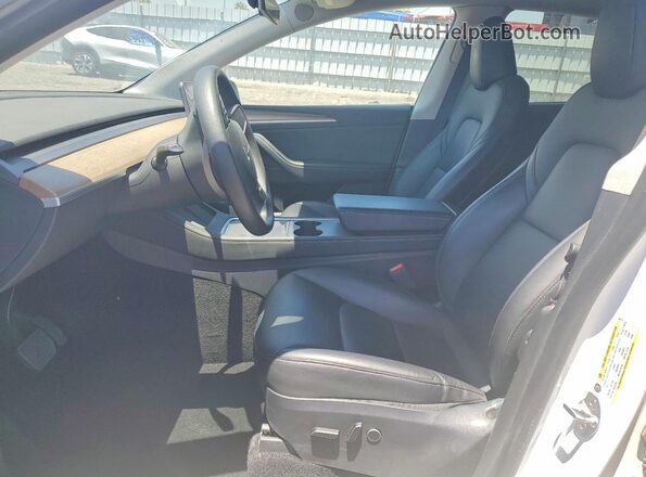 7SAYGDEE4PA069179 2023 TESLA MODEL White Widok wnętrza z przodu