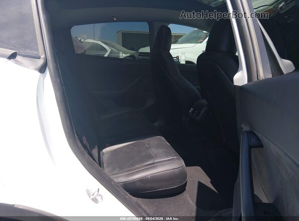7SAYGDEE4RA231301 2024 TESLA MODEL Y White VIN կոդի պիտակի տեսք