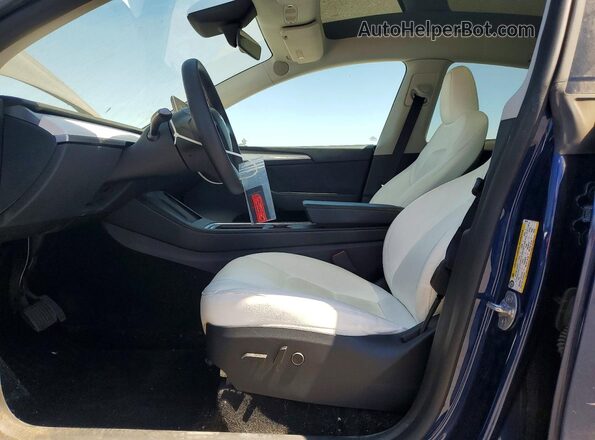 7SAYGDEE4RF083704 2024 TESLA MODEL Blue Vista interior delantera