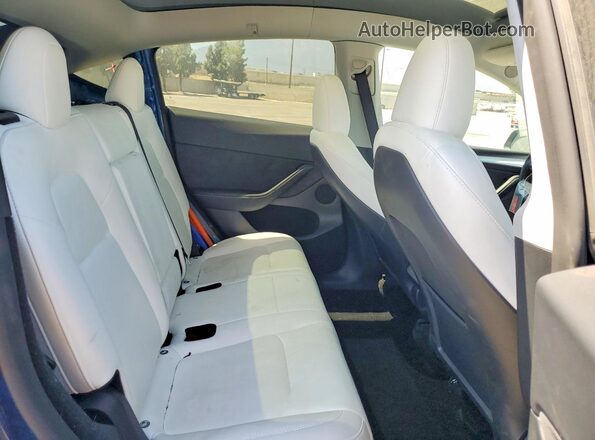 7SAYGDEE4RF083704 2024 TESLA MODEL Blue Vista de los asientos traseros