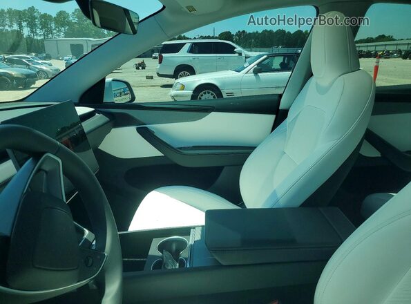 7SAYGDEE4TA390696 2026 TESLA MODEL White Вид салону спереду