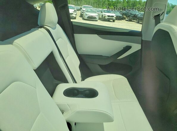 7SAYGDEE4TA390696 2026 TESLA MODEL White Вид задньої частини салону